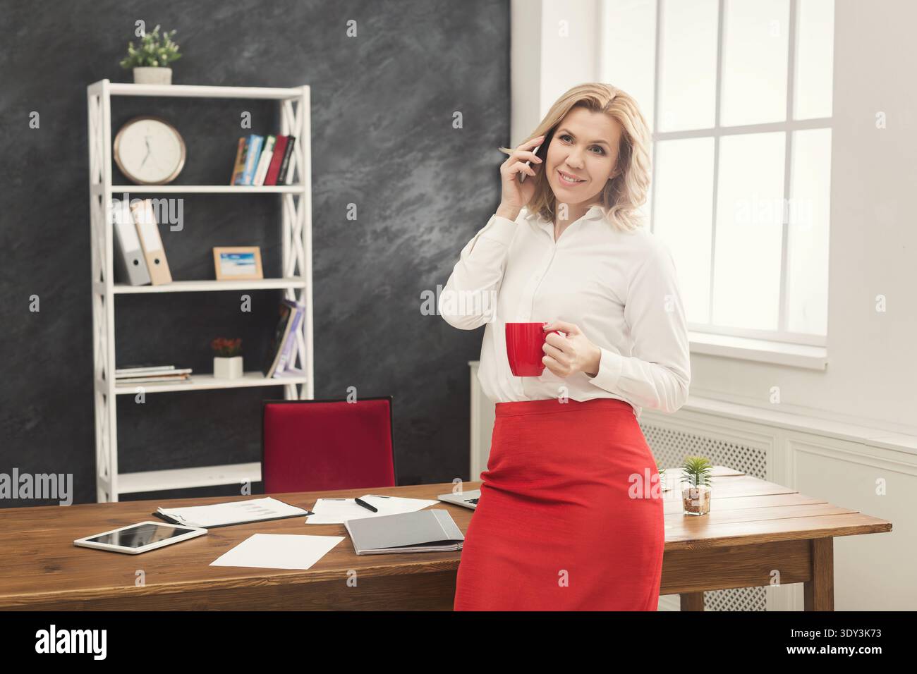 Geschäftsgespräch, telefonische Beratung der Frau im Büro Stockfoto