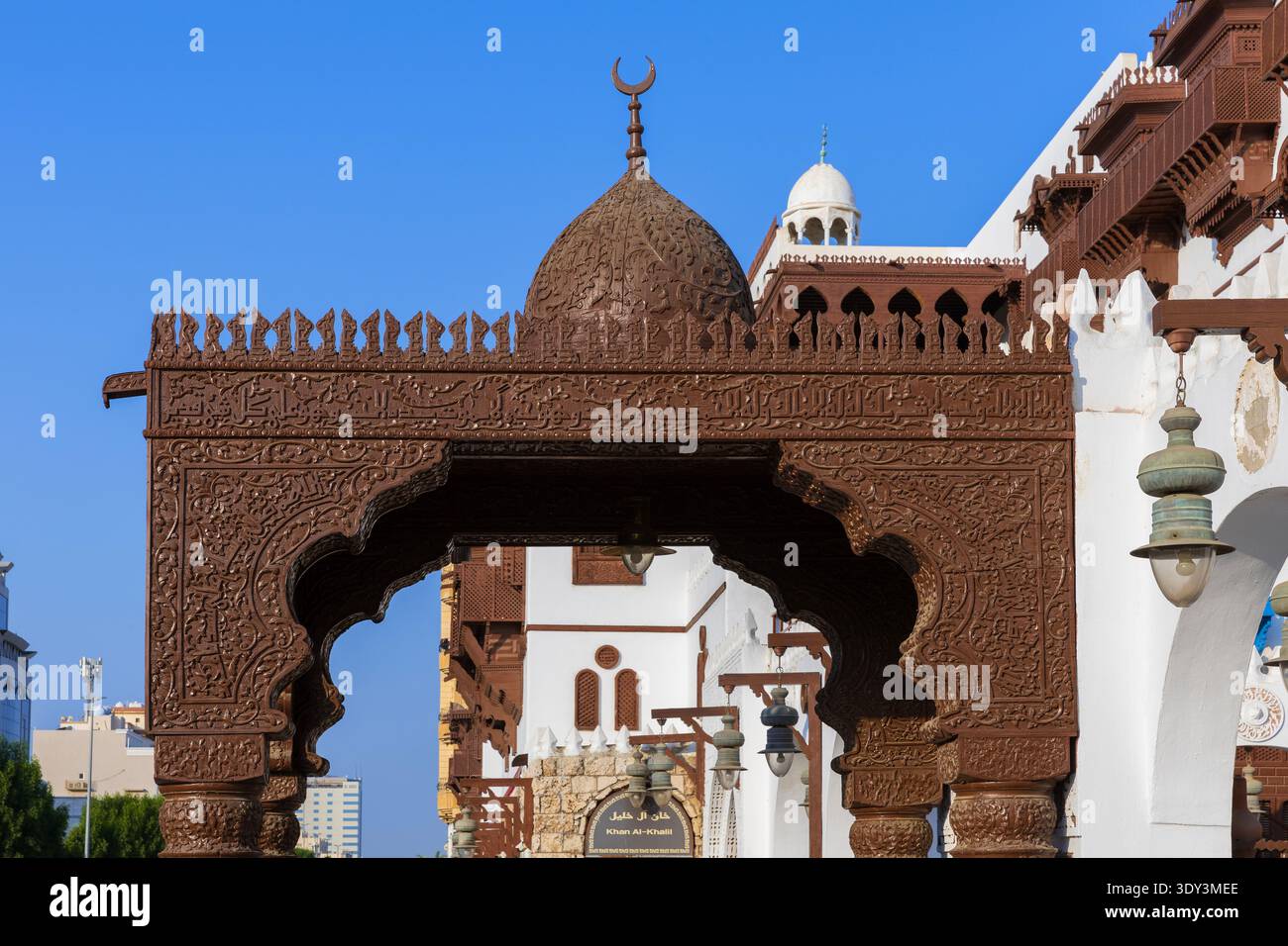 Dach im Hijazi-Stil des Haupteingangs zur Moschee im Al Tayebat International City Museum in Dschiddah, Saudi-Arabien Stockfoto