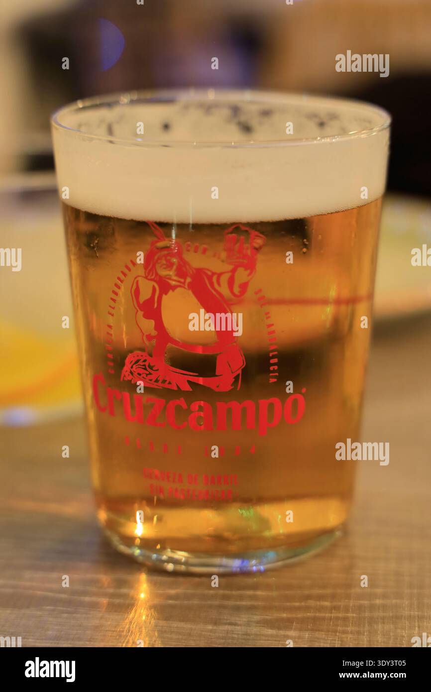Ein Glas Cruzcampo Bier wird in einem Restaurant serviert. Sevilla, Spanien Stockfoto