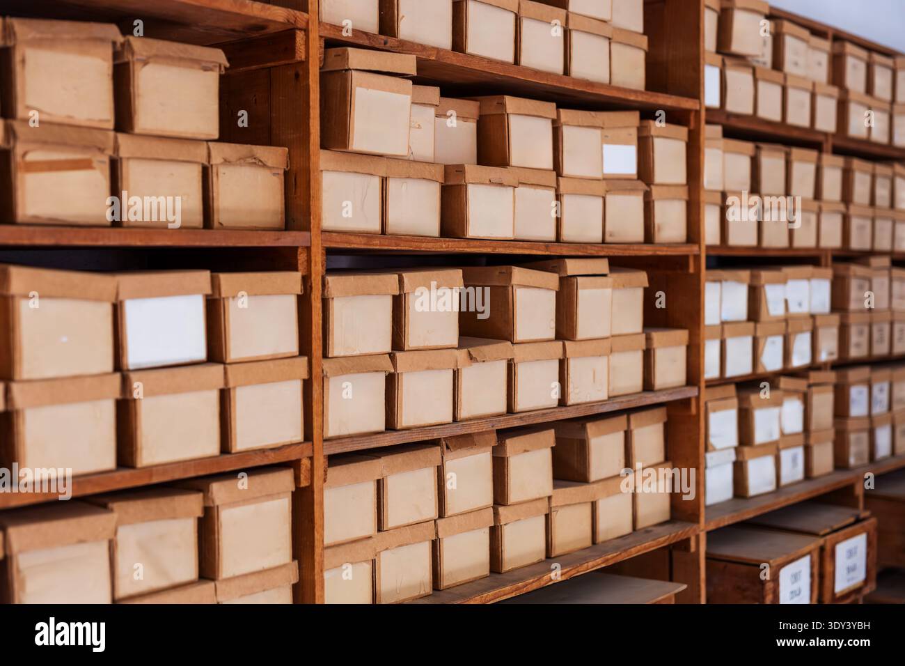 Beschriftete Kartons Holzregale Archivlager Archiveinrichtung Archivierungssystem Katalogisierung Organisation Lagerbestand Lager beige neutral organisiert Indu Stockfoto