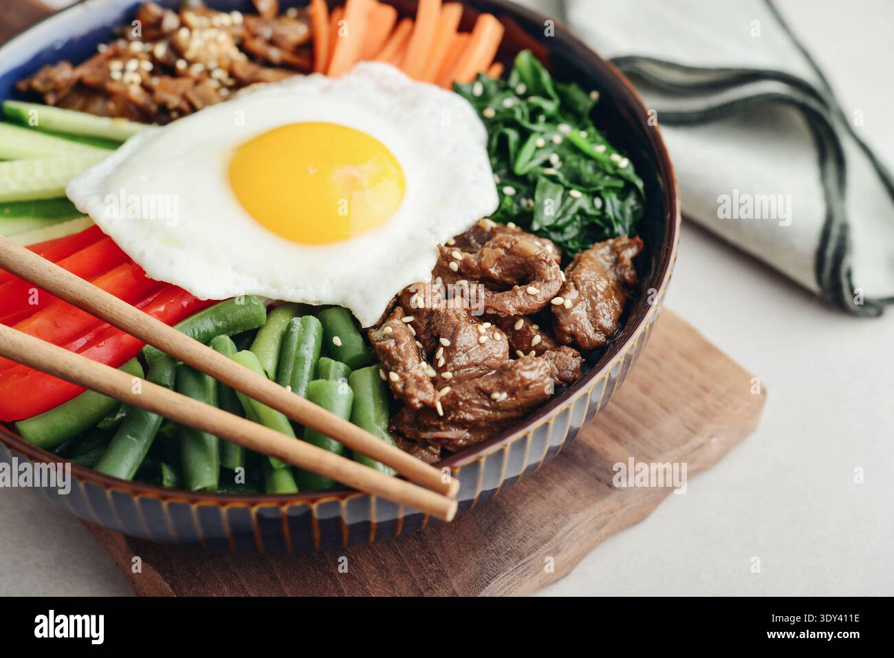 Bibimbap auf einem konkreten Hintergrund, ein traditionelles koreanisches Gericht, Nahaufnahme Stockfoto