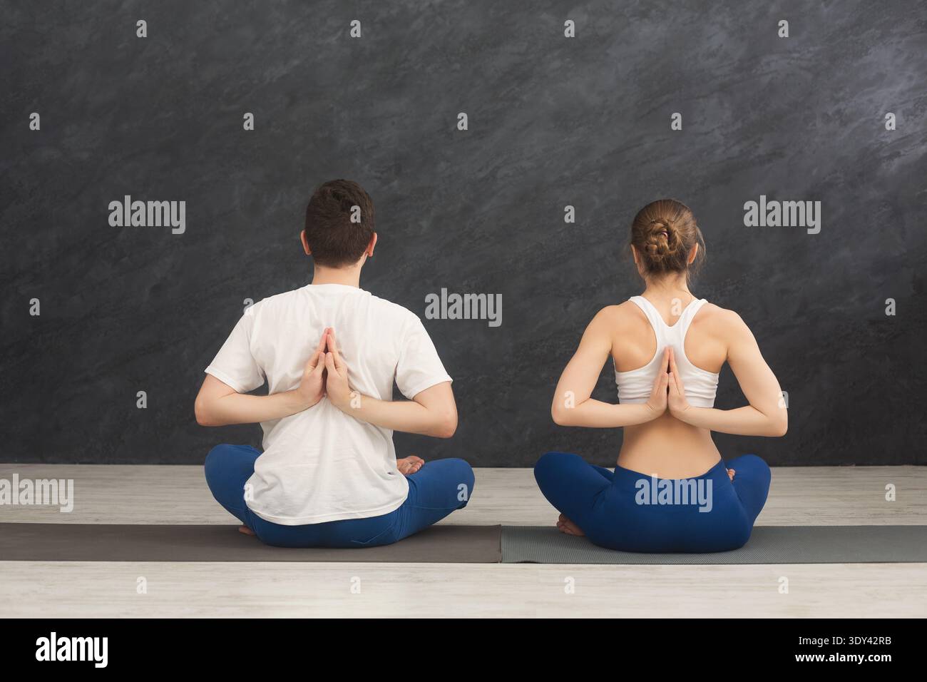 Junges Paar im Yoga-Kurs, Rückenstrecker Stockfoto