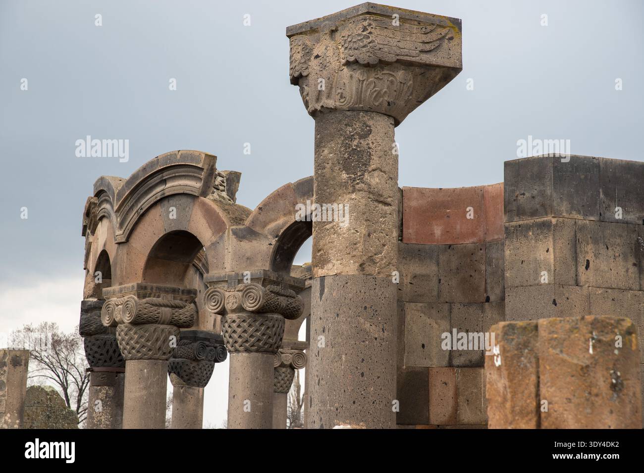 Alte Steinsäule mit Adlerrelief an der Kathedrale von Zvartnots, Armenien Stockfoto