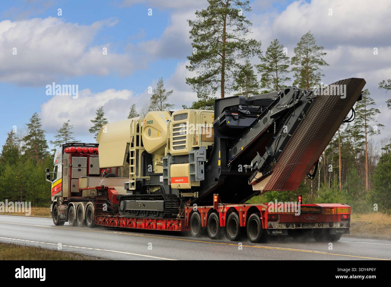 Außergewöhnlicher Lasttransport durch Scania R730 Lkw, der Metso Lokotrack LT120 mobile Backenbrecher auf der Straße transportiert. Raasepori, Finnland. Januar 2020. Stockfoto