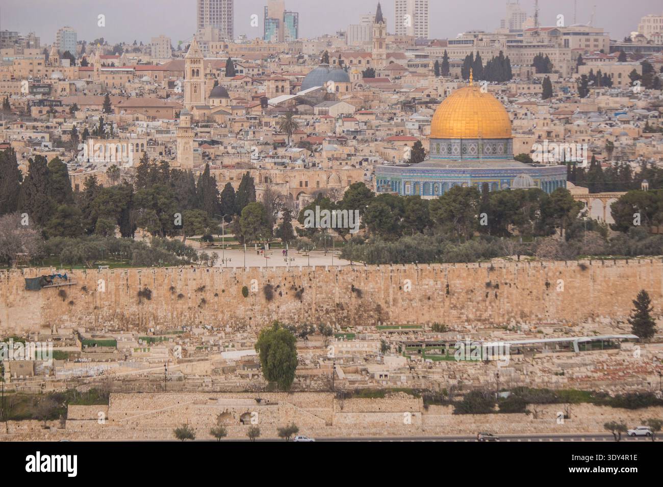 Die goldene Felsenkuppel über dem alten Ölberg Friedhof mit der historischen Altstadt und den modernen Jerusalem Türmen im Hintergrund Stockfoto
