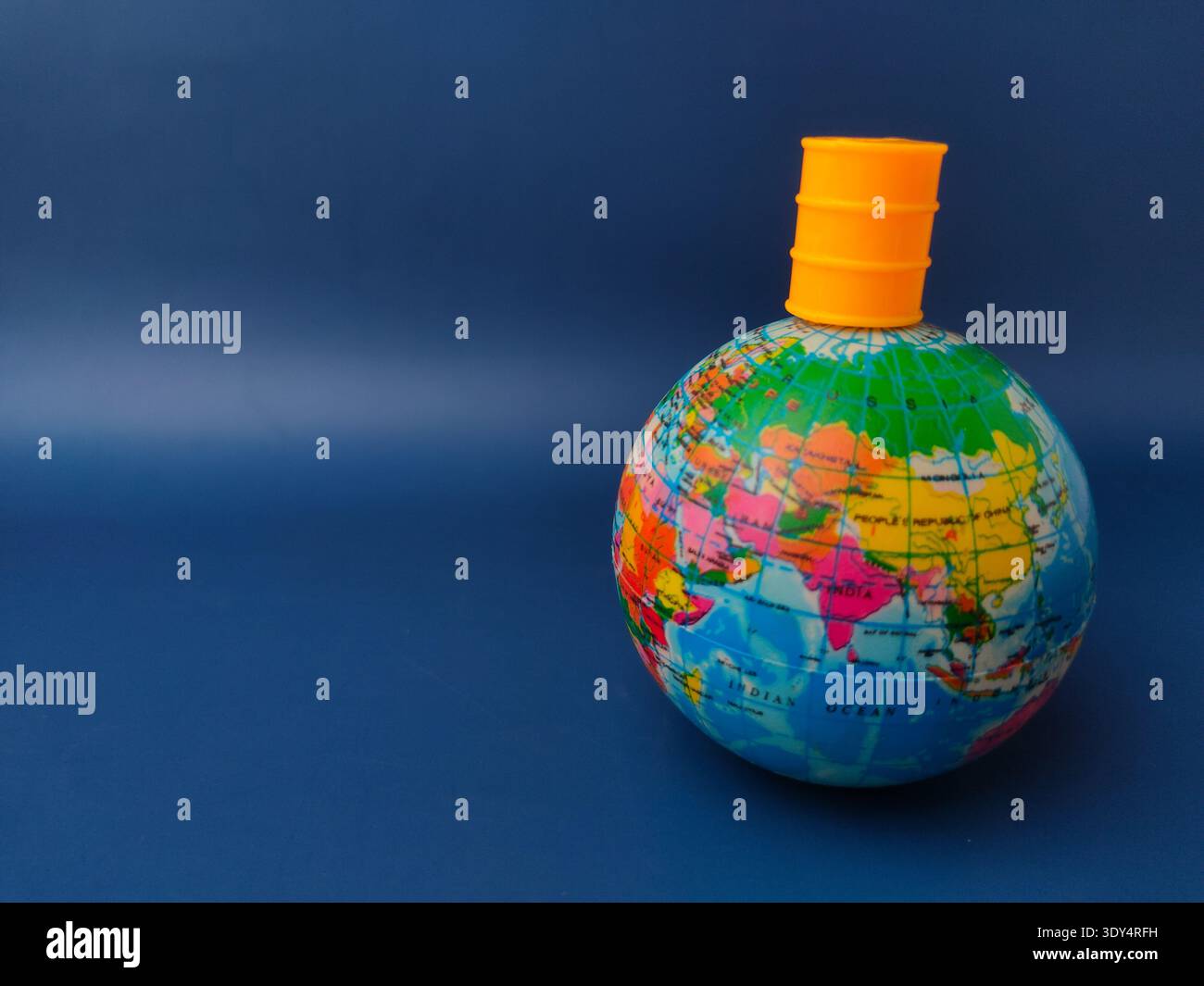 Dieses Bild ist eine konzeptionelle Darstellung, die wahrscheinlich die globale Ölindustrie oder die wirtschaftliche Abhängigkeit von fossilen Brennstoffen darstellt. Stockfoto