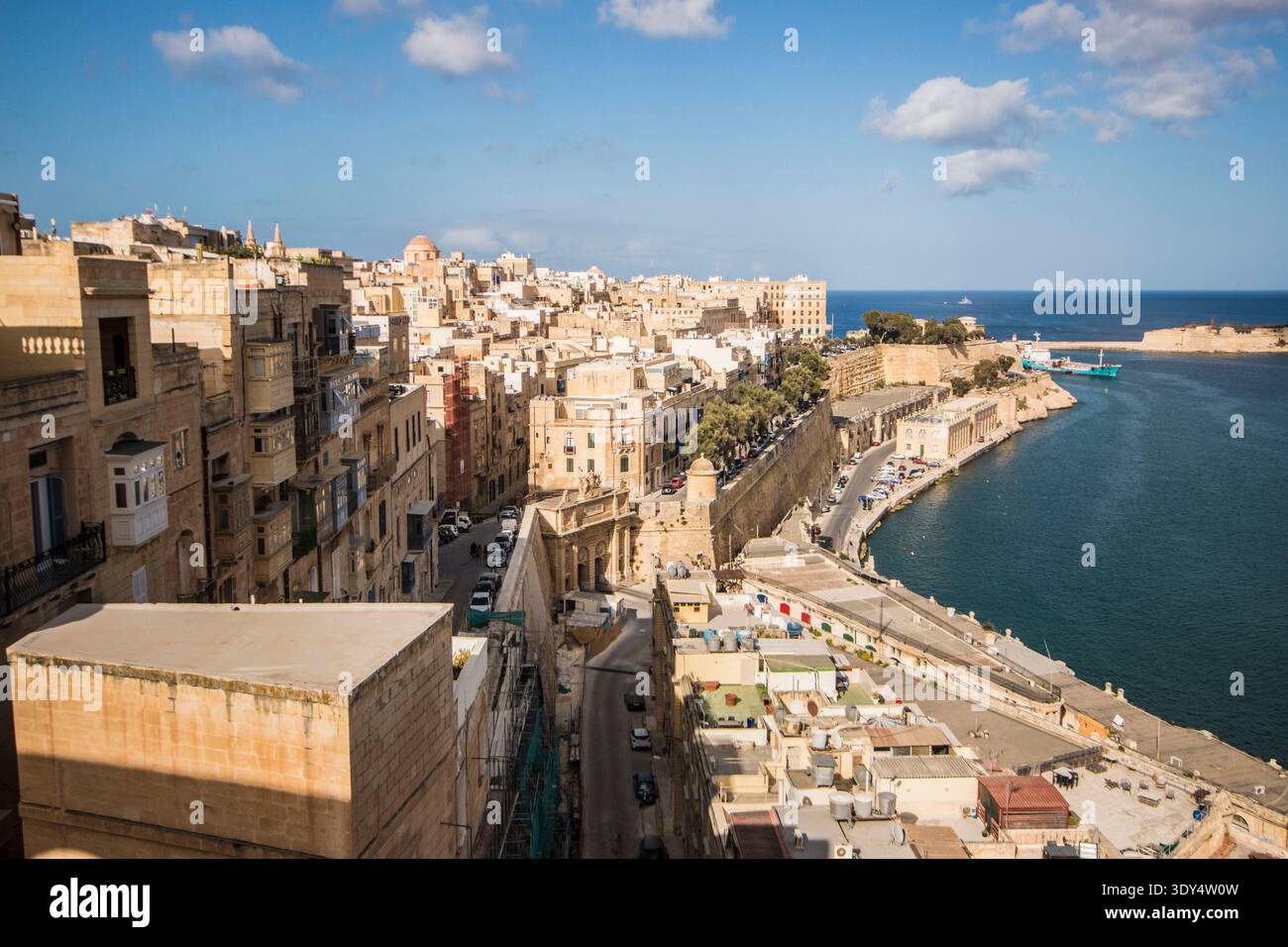 Erhöhte Aussicht von den Upper Barrakka Gardens mit Blick auf das Victoria Gate, historische Bastionen und traditionelle Balkone von Valletta, Malta Stockfoto