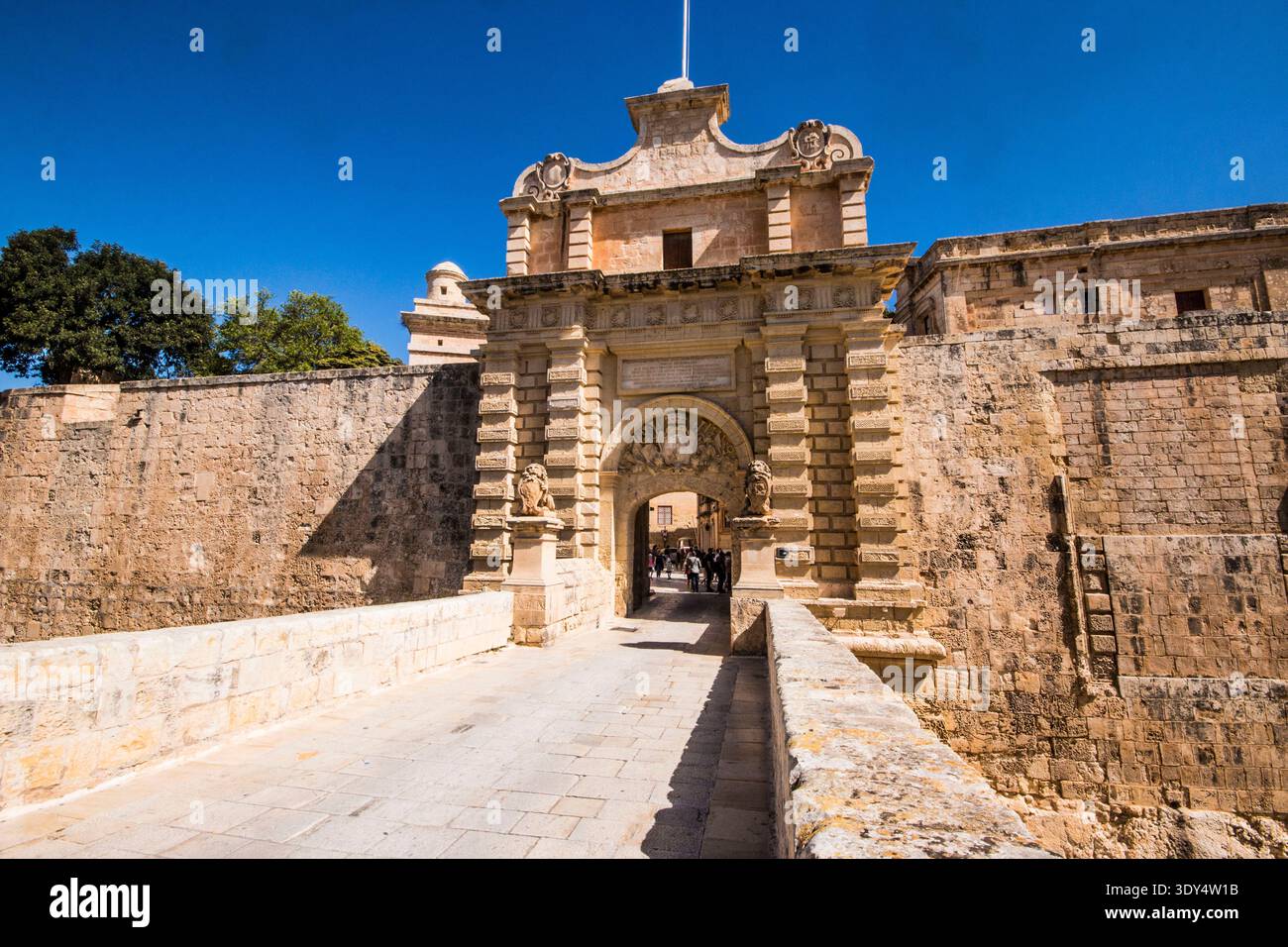 Das barocke Haupttor von Mdina (Vilhena Tor) mit Steinbrücke und heraldischen Löwen bei hellem Tageslicht, Mdina, Malta Stockfoto