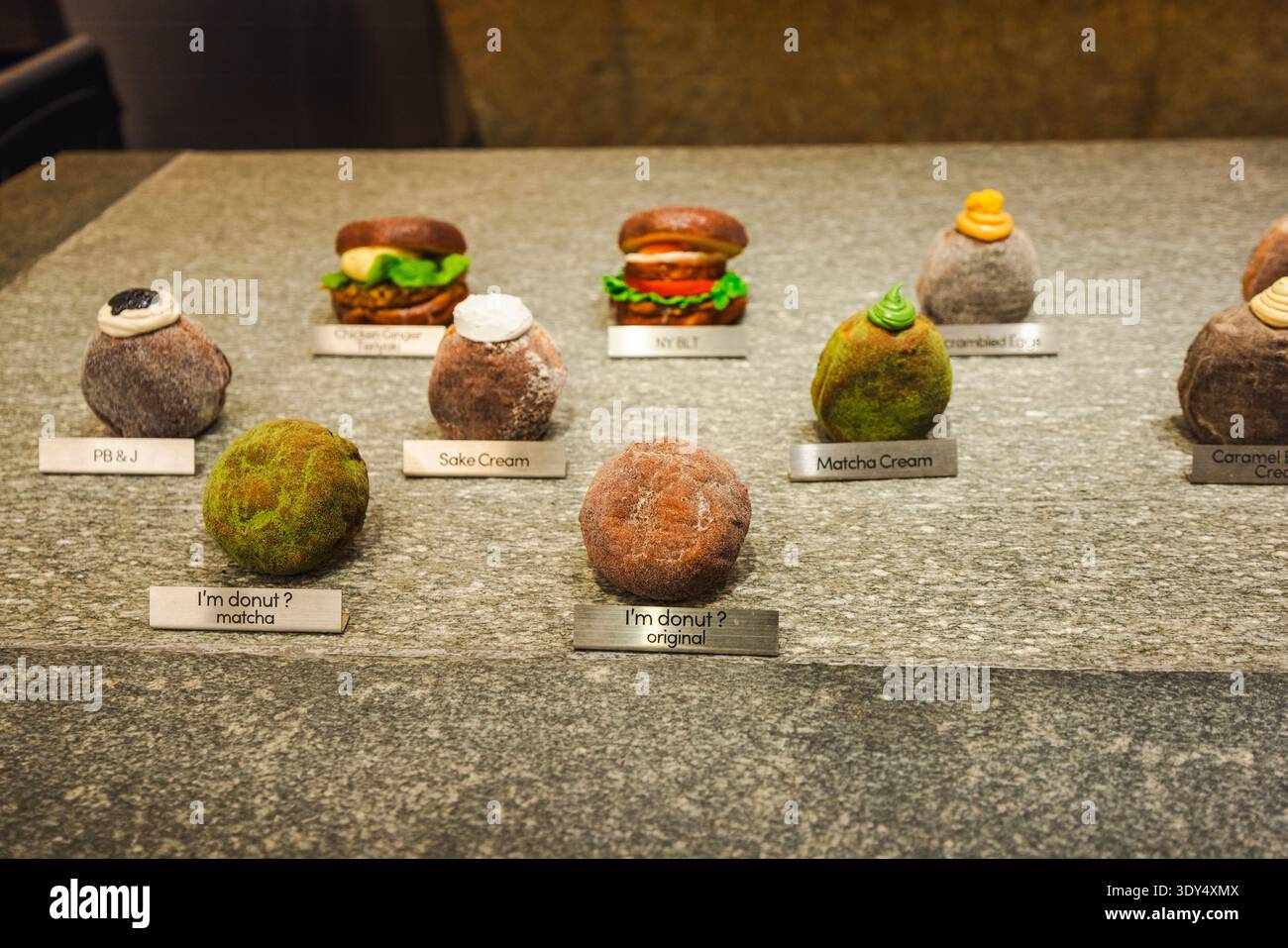 New-York, USA, 1. November 2025: Verschiedene Mochi-Donuts und kreative Dessert-Aromen auf der modernen Backstube Stockfoto