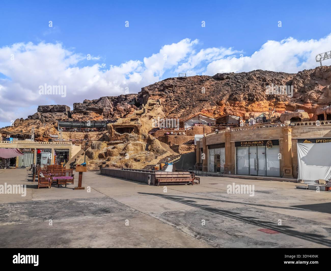 Sharm El Sheikh, Ägypten - 19. Januar 2020: Das beliebte Candle Cafe und Restaurant in Sharm El Sheikh. Rastplatz für Touristen im Felsen gebaut - Smartphone-aufgenommenes Stockfoto
