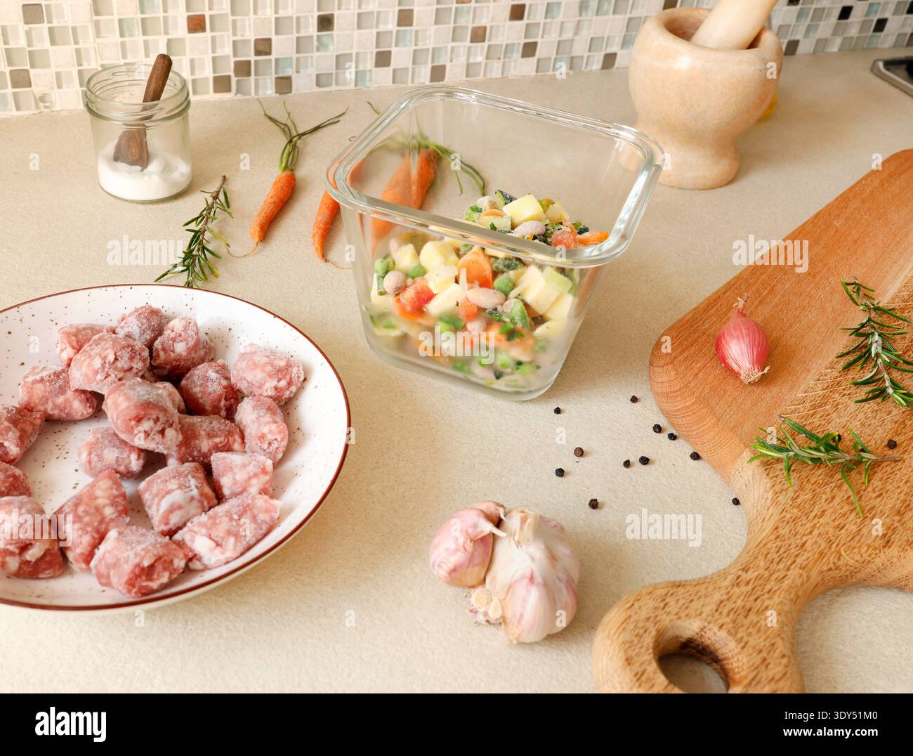 Zutaten für traditionelle italienische Minestrone-Suppe mit Gemüse und Wurst. Essen und gesunde Lebensweise. Mediterrane Küche. Stockfoto