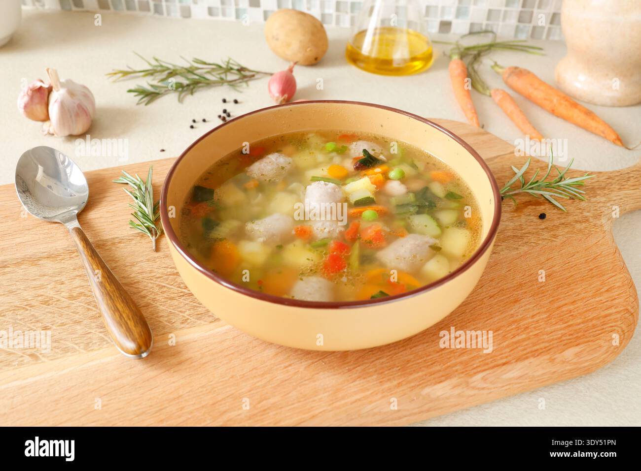 Traditionelle italienische Minestrone-Suppe mit Gemüse und Wurst, serviert in einer Tonschale auf Holzbrett. Essen und gesunde Lebensweise. Mediterrane Küche. Stockfoto