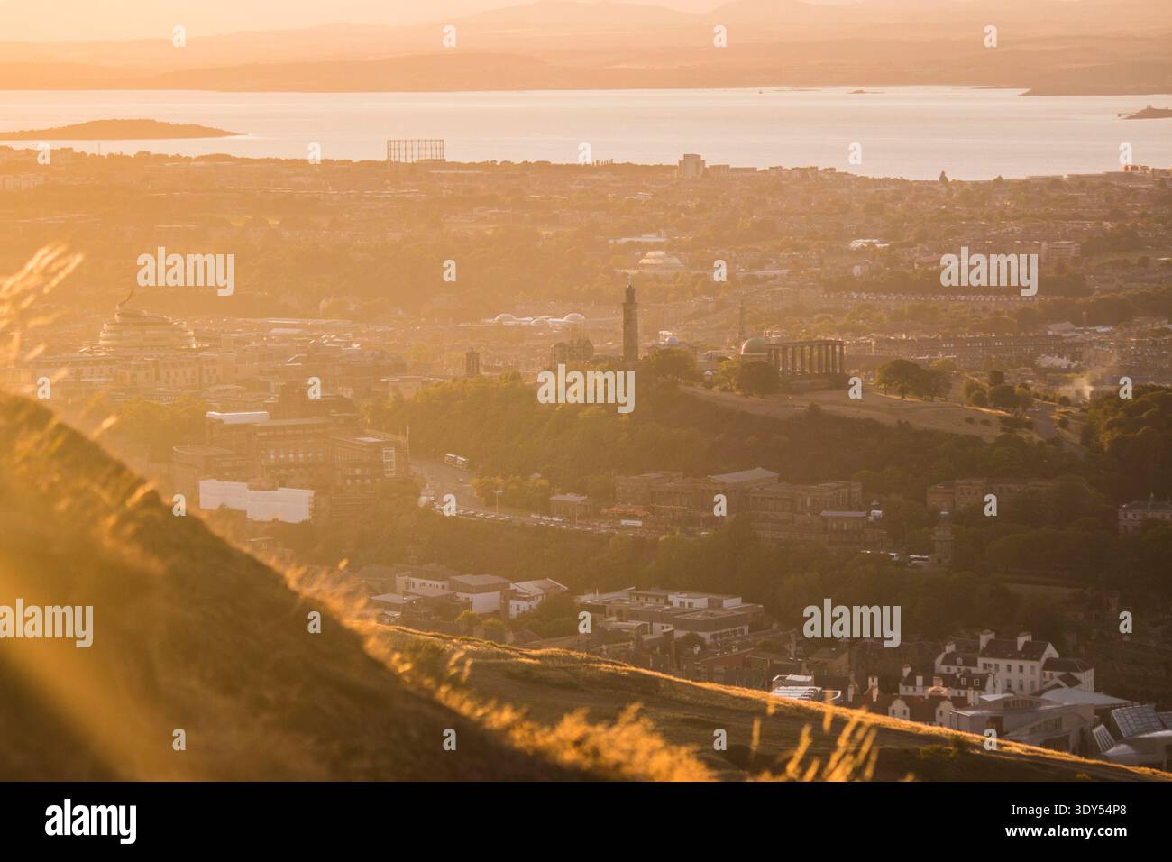 Skyline von Edinburgh bei Sonnenuntergang vom Arthurs Seat Peak mit Edinburgh Castle und Royal Mile mit Blick auf den Firth of Forth, Schottland, Großbritannien Stockfoto