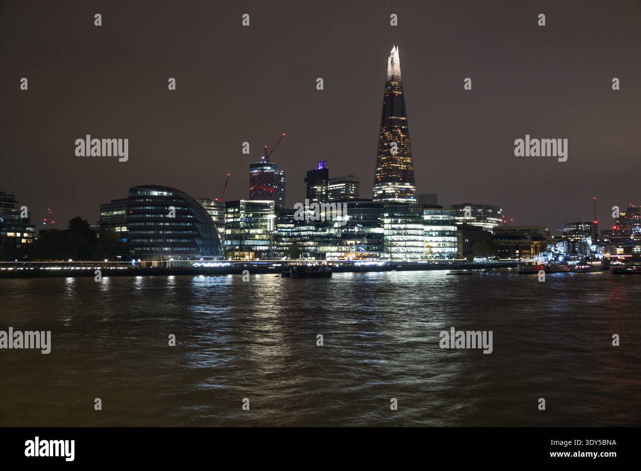 Die Skyline von Shard und London wird nachts von der Themse beleuchtet. London, Vereinigtes Königreich, 9. November 2024 Stockfoto