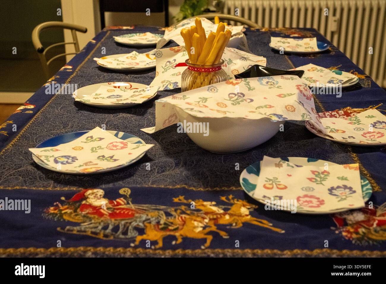 Esstisch mit blauer Tischdecke vor einem Abendessen mit Freunden. Foto aus Anlass eines Wachses zu Hause unter Freunden Stockfoto