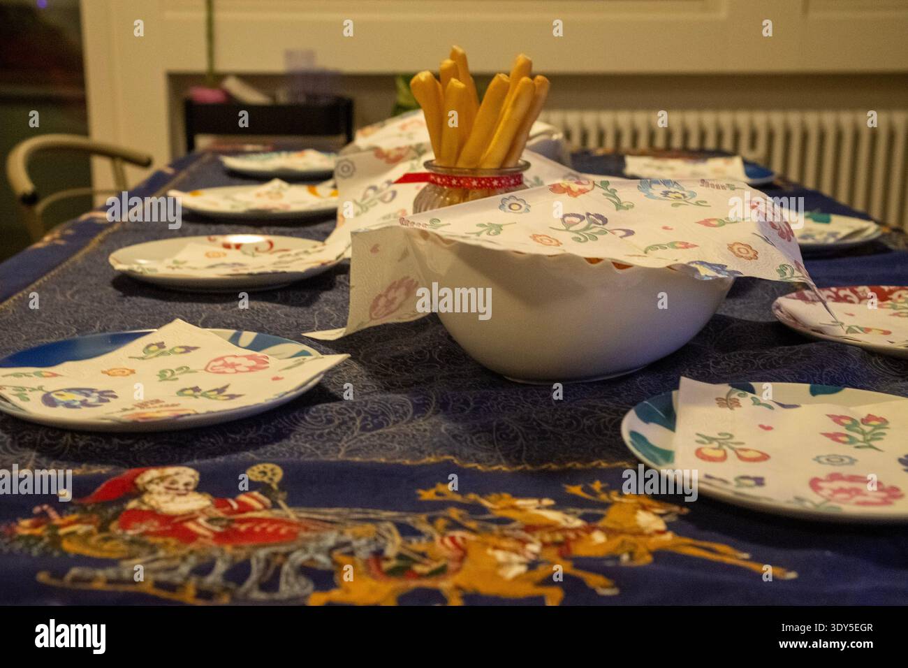 Esstisch mit blauer Tischdecke vor einem Abendessen mit Freunden. Foto aus Anlass eines Wachses zu Hause unter Freunden Stockfoto