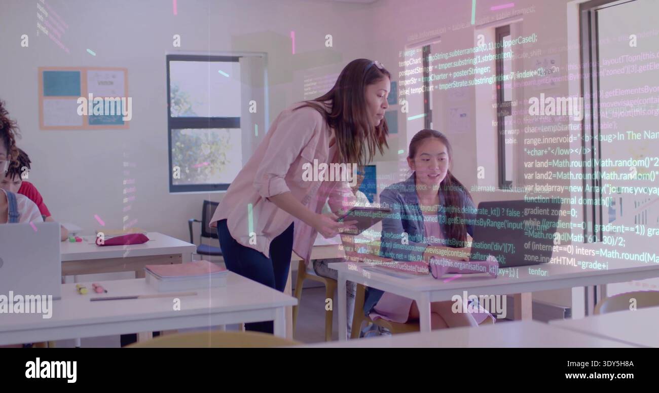 Lehnender Kursleiter in rosa Top-Tablett auf Schüler-Laptop in der Schulklasse mit Code-Overlay Stockfoto