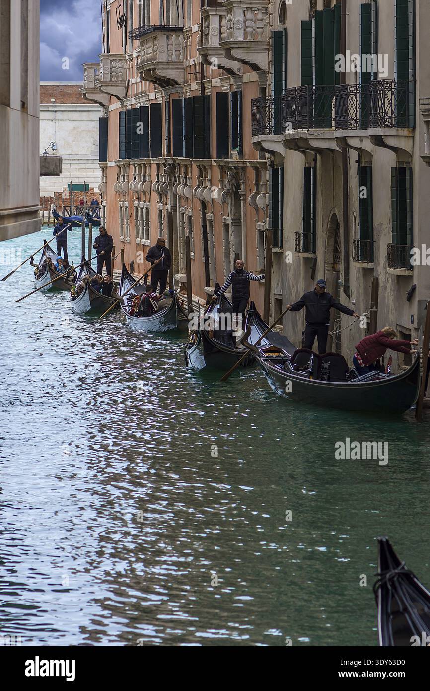 Viele Gondeln mit Touristen auf Tour durch die Kanäle der Altstadt, Venedig, Venetien, Italien Stockfoto