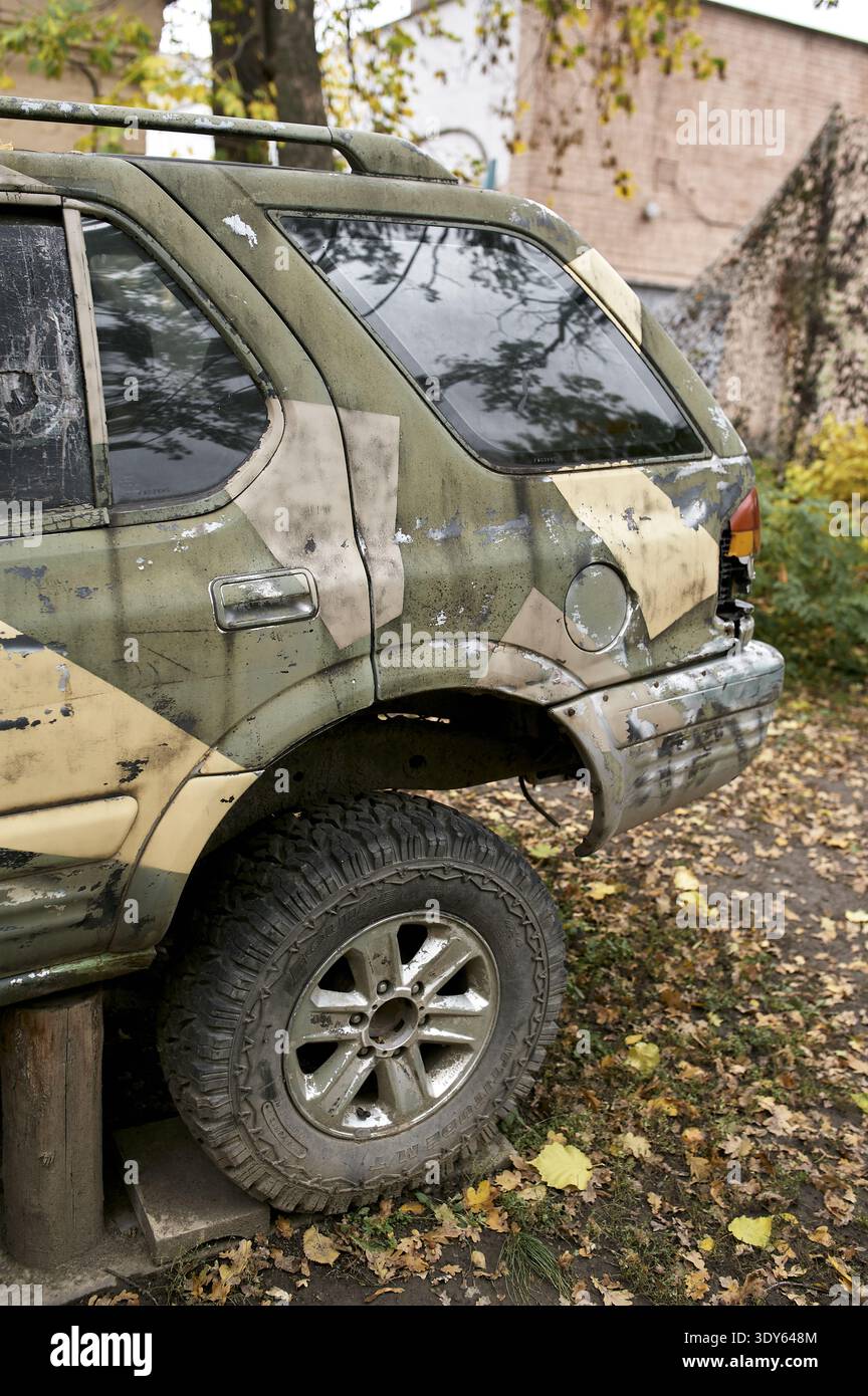 Ein beschädigter Militär-SUV-Jeep in taktischer Farbe Stockfoto