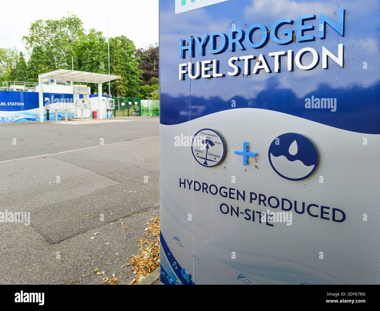 Moderne Infrastruktur für Wasserstofftankstellen mit Produktion vor Ort. London, UK, 20. Juli 2023 Stockfoto