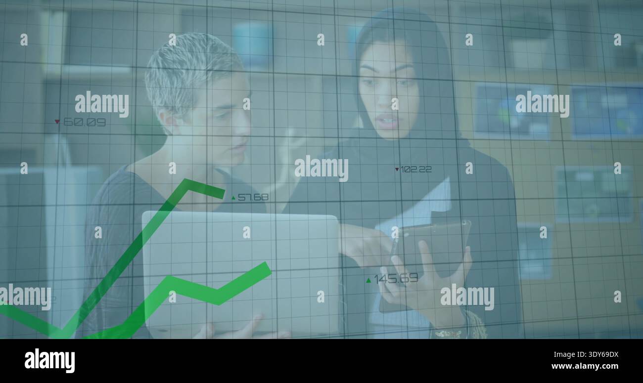 Kamera zoomt in saftige Pflanzen im Garten, Pflanzen-ID-Etiketten, die Blätter markieren, und Pflegehinweise erscheinen Stockfoto