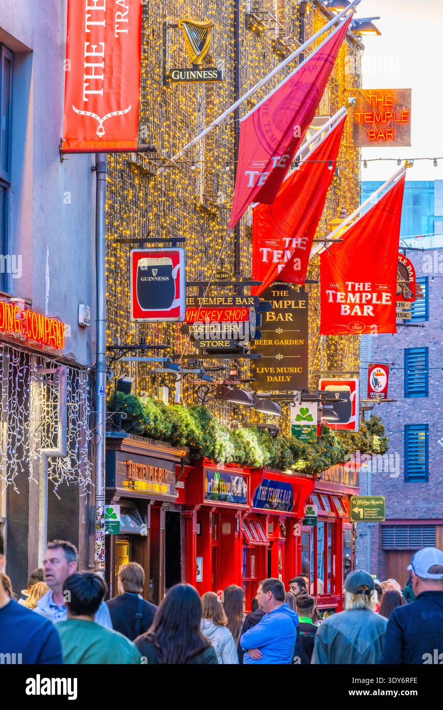 Die Menschenmassen versammeln sich in der Temple Bar, um Musik und Getränke in Dublins berühmtem Kulturviertel zu genießen Stockfoto