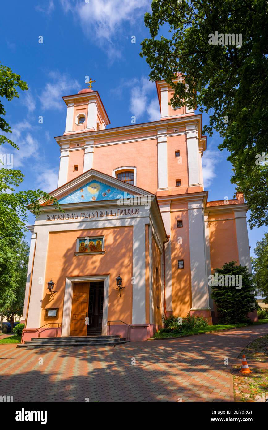 Die orthodoxe Kirche des Heiligen Geistes steht in Vilnius mit hellblauem Himmel darüber Stockfoto
