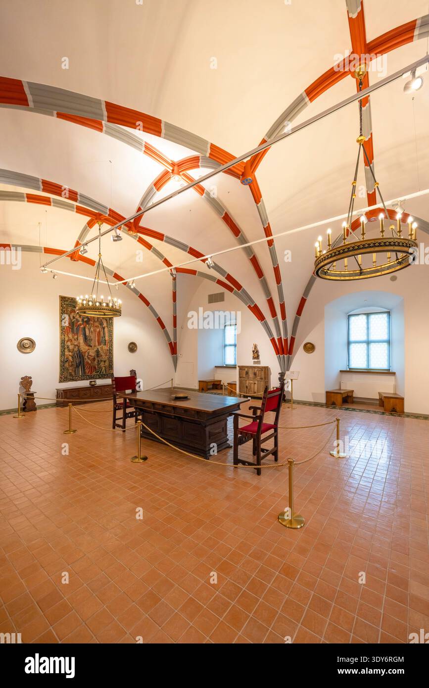 Die gotische Vorkammer verfügt über farbenfrohe Bögen und Möbel im Palast der Großfürsten von Litauen in Vilnius Stockfoto