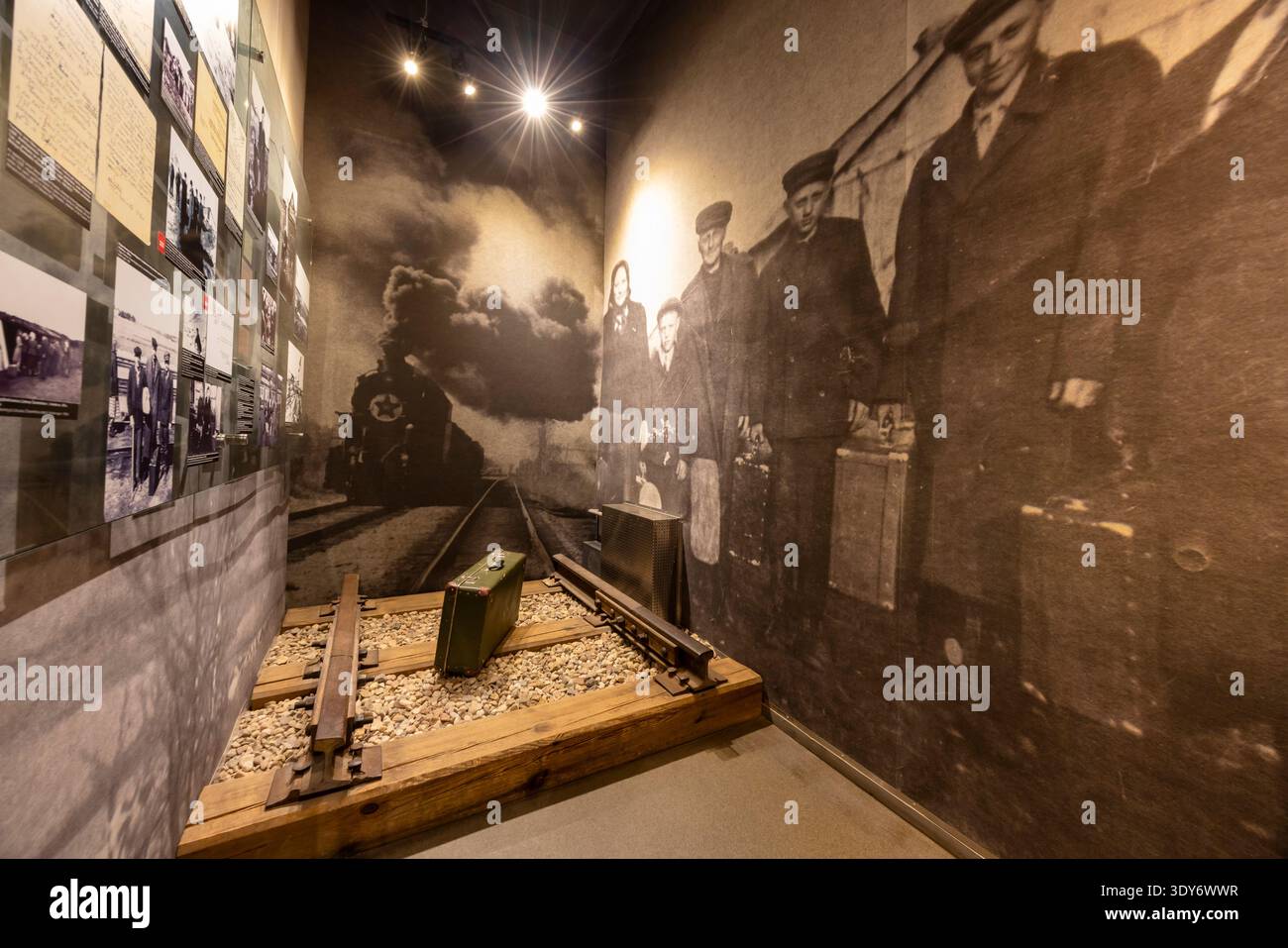 Im Inneren des Museums für Besatzung und Freiheitskämpfe in Vilnius mit Ausstellungen und historischen Bildern Stockfoto