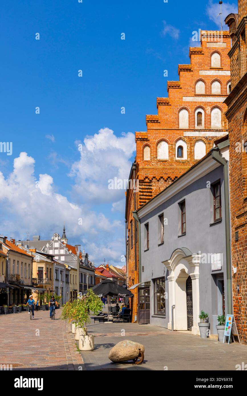 Erkunden Sie die gotische Architektur und das Stadtleben in der Altstadt von Kaunas, Litauen an einem sonnigen Tag Stockfoto