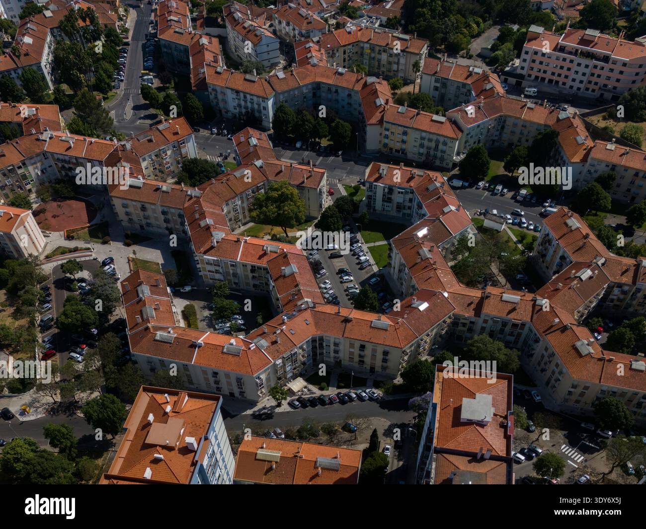 Blick auf geometrische Apartmentblöcke in einem Wohngebiet in Lissabon, Portugal Stockfoto