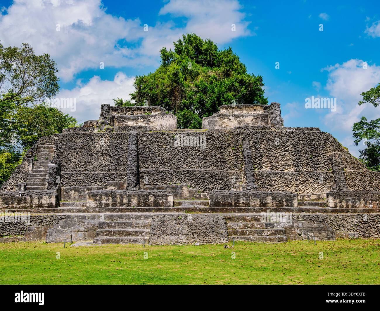 Erkunden Sie die Maya-Ruinen von Xunantunich im Bezirk Cayo in Belize mit alten Strukturen und natürlicher Landschaft Stockfoto