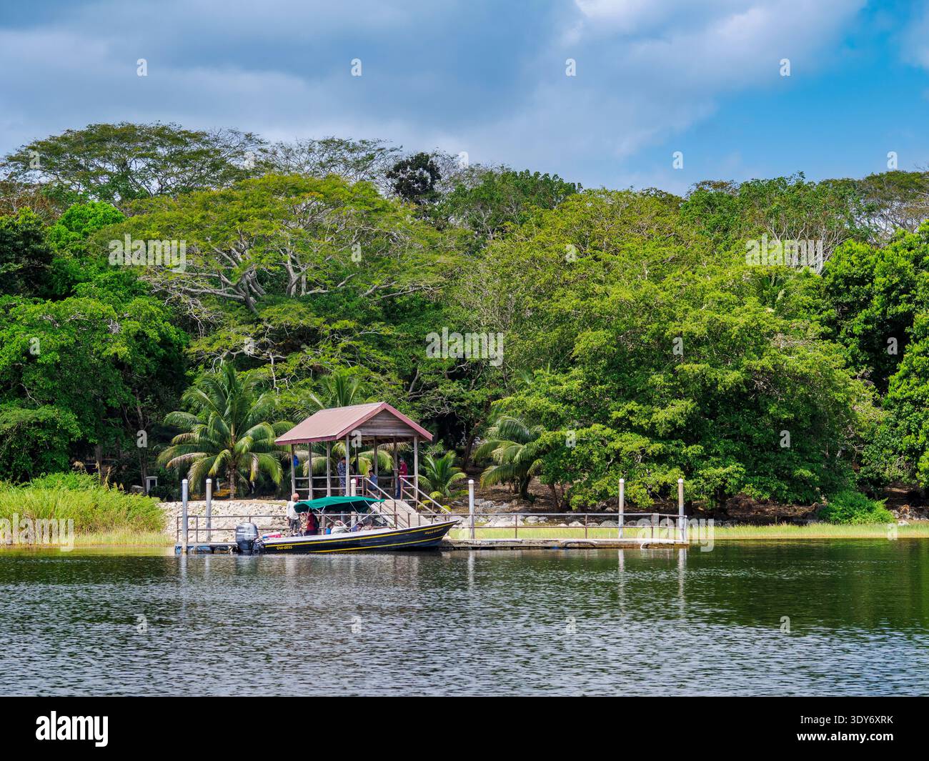 Erkunden Sie den New River bei Lamanai im Orange Walk District, Belize mit Dock und Boot Stockfoto