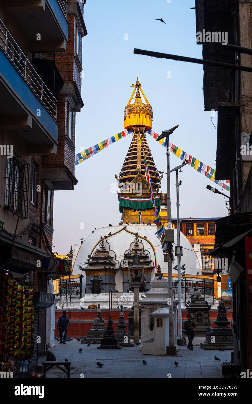 Blick auf Kathi Swoyambhu Shree GHA Stupa durch eine enge Gasse mit Gebetsfahnen in Kathmandu Stockfoto