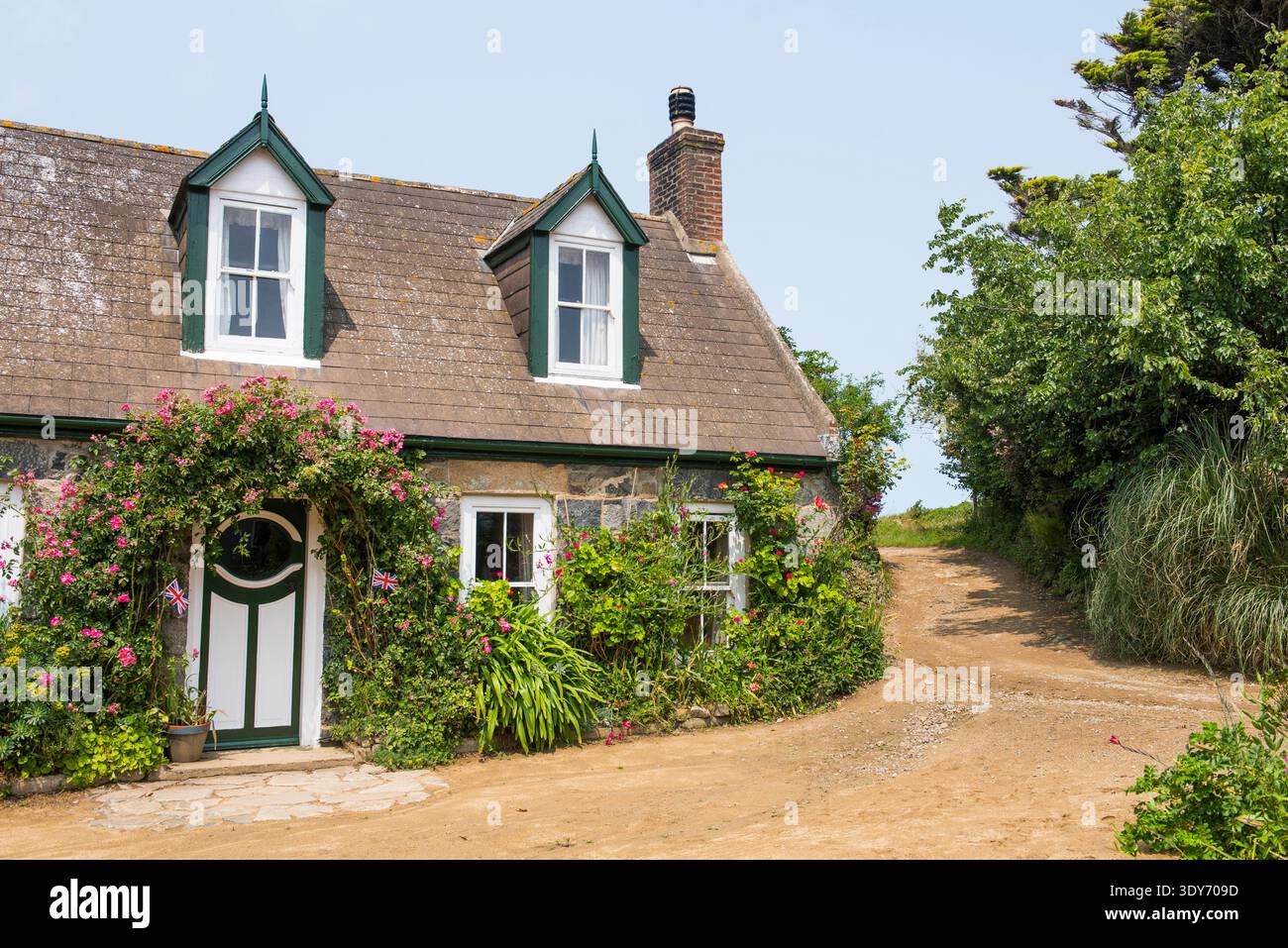 Unterkunft zur Selbstverpflegung in einem Dorf mit Garten in der Nähe von La Sablonnerie auf Little Sark Island auf den Kanalinseln Stockfoto