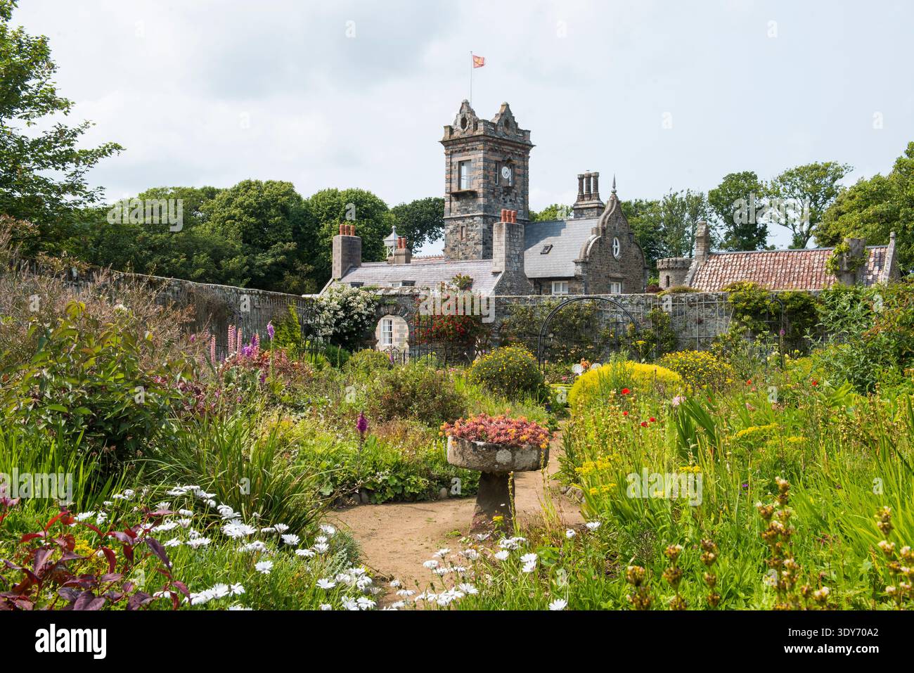 Besuchen Sie den ummauerten Garten von La Seignerie mit Blick auf das Haus auf der Insel Sark auf den Kanalinseln Stockfoto