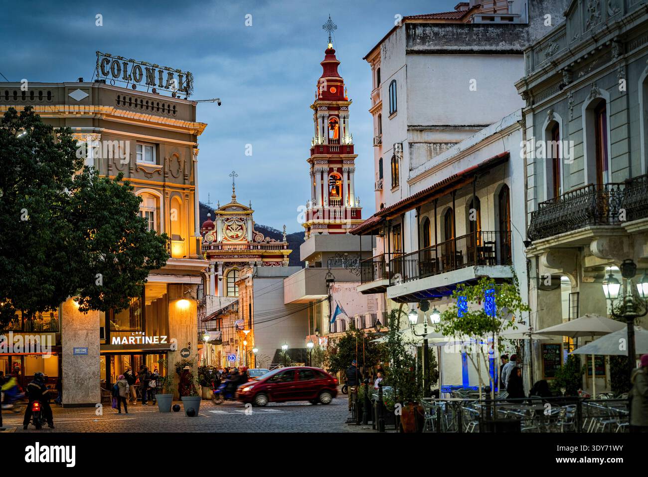 Abendszene im Stadtzentrum von Salta, Argentinien, mit Turm und Gebäuden, die von der Abenddämmerung beleuchtet werden Stockfoto