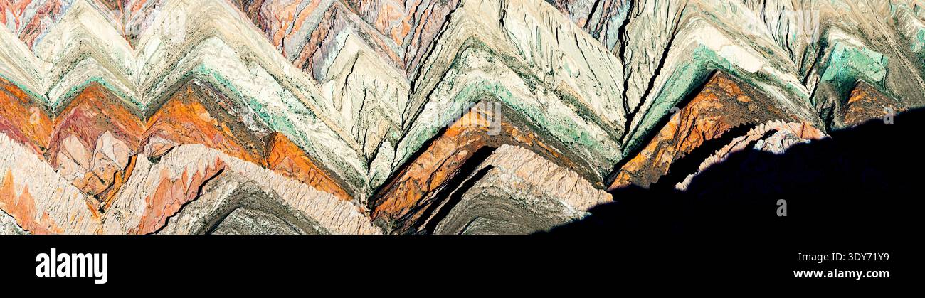 Farbenfrohe Bergmuster der Serrania de Hornocal in Jujuy, Argentinien, zeigen natürliche Schönheit und einzigartige Geologie Stockfoto