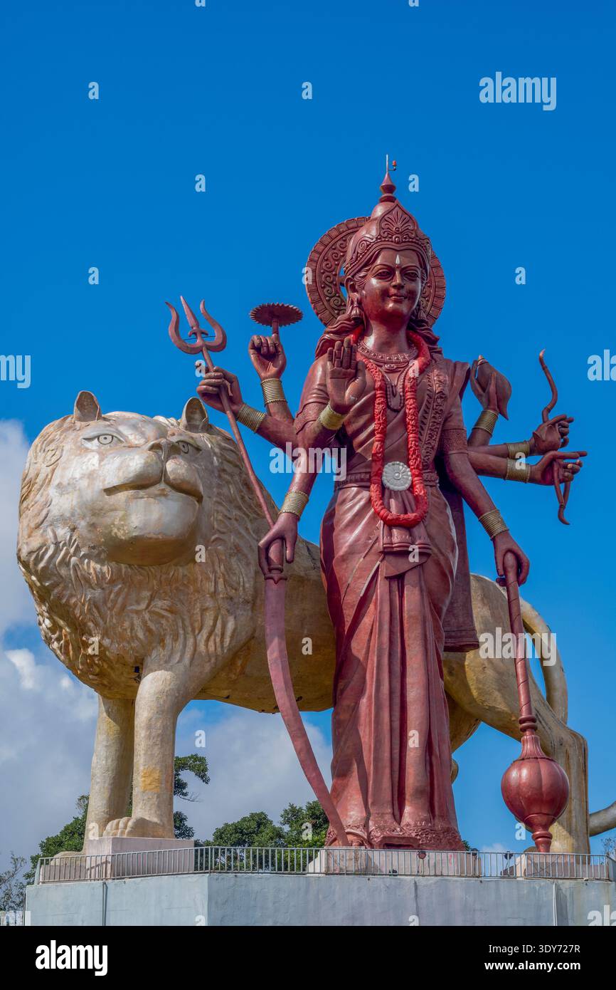 Statue von Maa Durga mit Löwe am Grand Bassin Tempel auf Mauritius zeigt hinduistische Kultur und Spiritualität Stockfoto