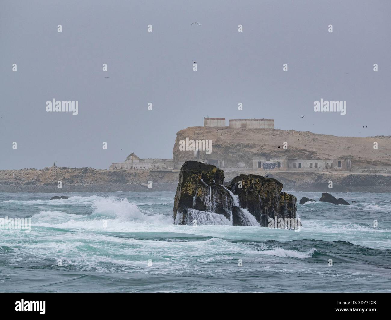 Szenen aus rauem Wasser und felsigen Küsten an einem stürmischen Tag auf den Palomino-Inseln außerhalb von Lima Peru Stockfoto