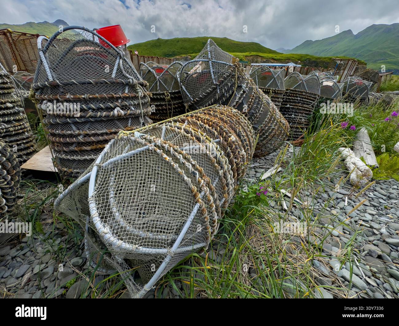 Krabbentöpfe werden im Dutch Harbor gelagert, während sich die Fischer auf die bevorstehende Krabbenfischsaison vorbereiten Stockfoto