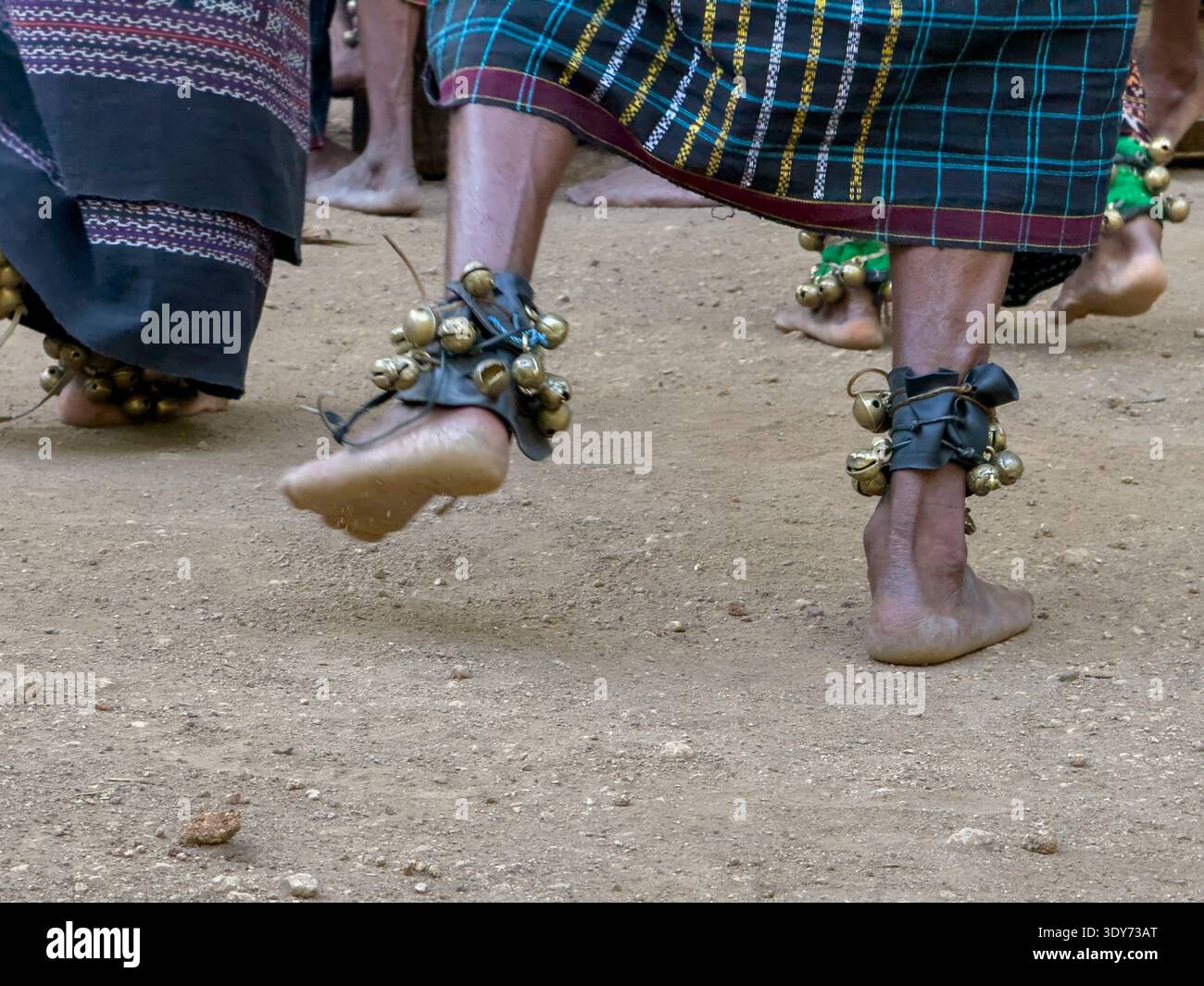 Kulturelle Tanzvorführung im Dorf Liangawo auf Flores Island zeigt lokale Traditionen und Bräuche durch Bewegung Stockfoto