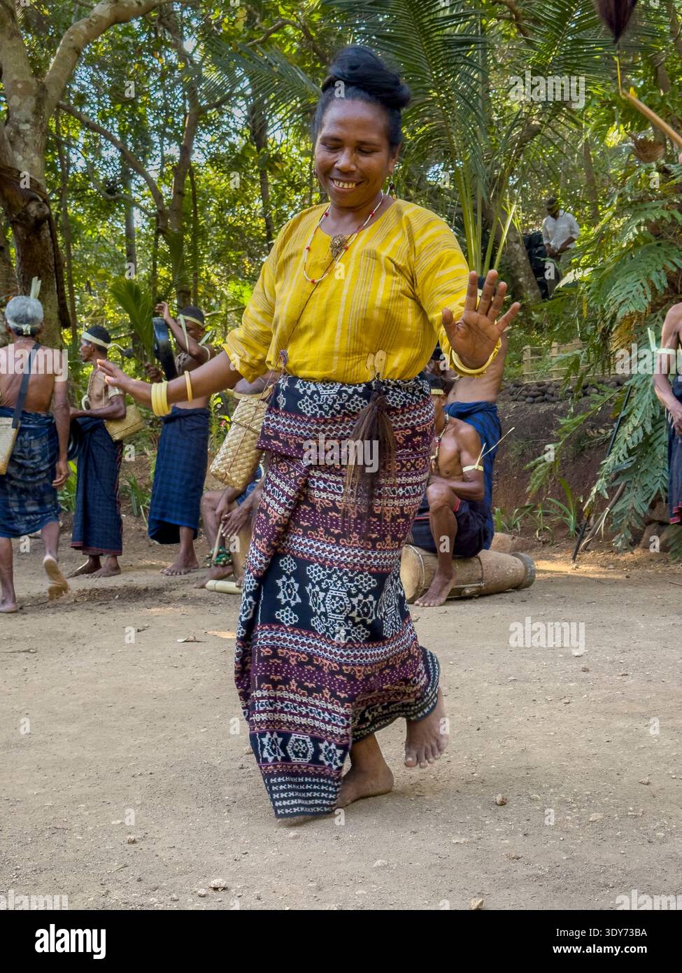Auf der Insel Flores in East Nusa Tenggara, Indonesien, findet eine kulturelle Tanzvorführung in Liangawo statt, in der traditionelle Kleidung und lokale Bräuche gezeigt werden Stockfoto