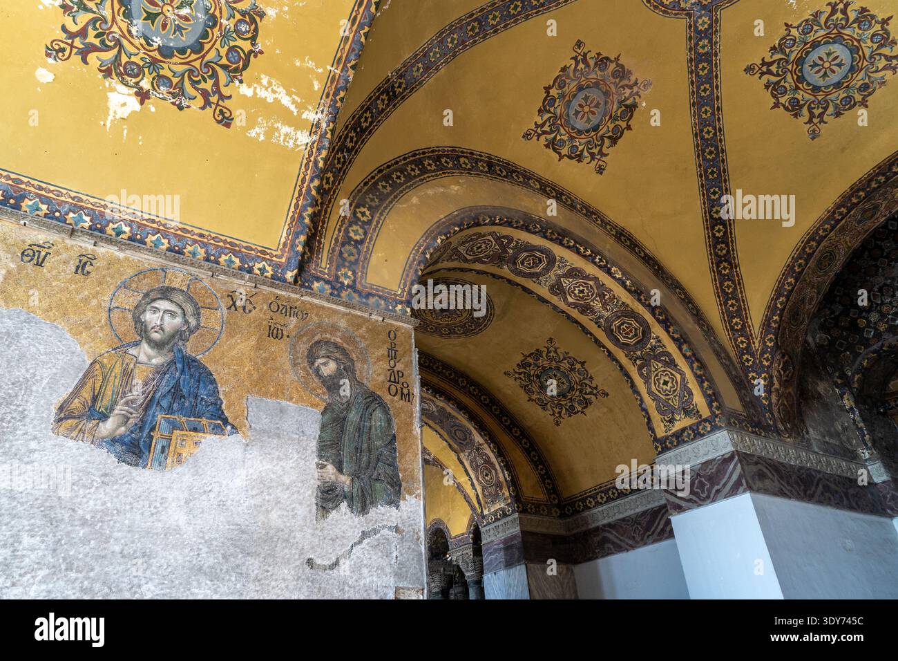 Besucher bewundern byzantinische Mosaike in der Aya Sofya Moschee, während sie die reiche Geschichte in Istanbul, Türkei, erkunden Stockfoto