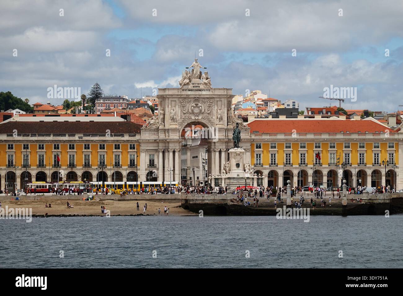 Geschäftiger Stadtplatz mit historischen Gebäuden und Menschen im Zentrum von Lissabon, Portugal an einem sonnigen Tag Stockfoto