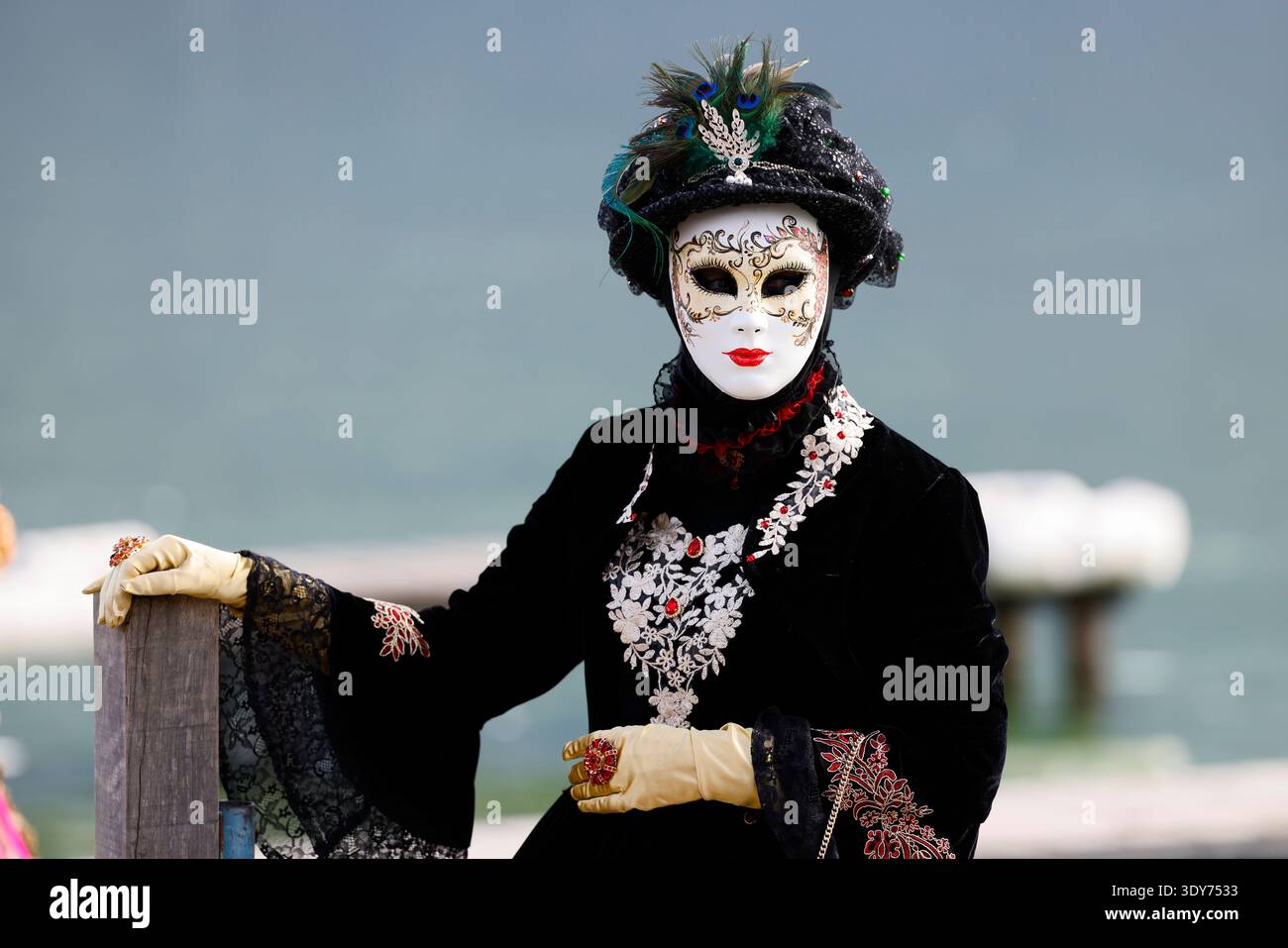 Frau in traditioneller Maske beim jährlichen Karneval von Annecy in Haute Savoie, Frankreich Stockfoto