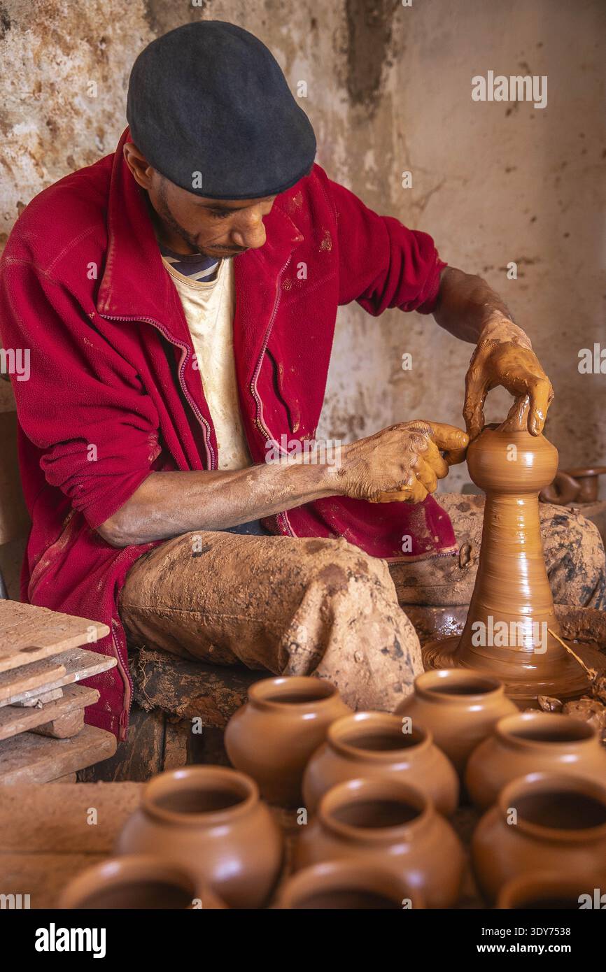 In einer Werkstatt in Marokko formt Potter während eines anstrengenden Arbeitstages Ton zu Gefäßen Stockfoto