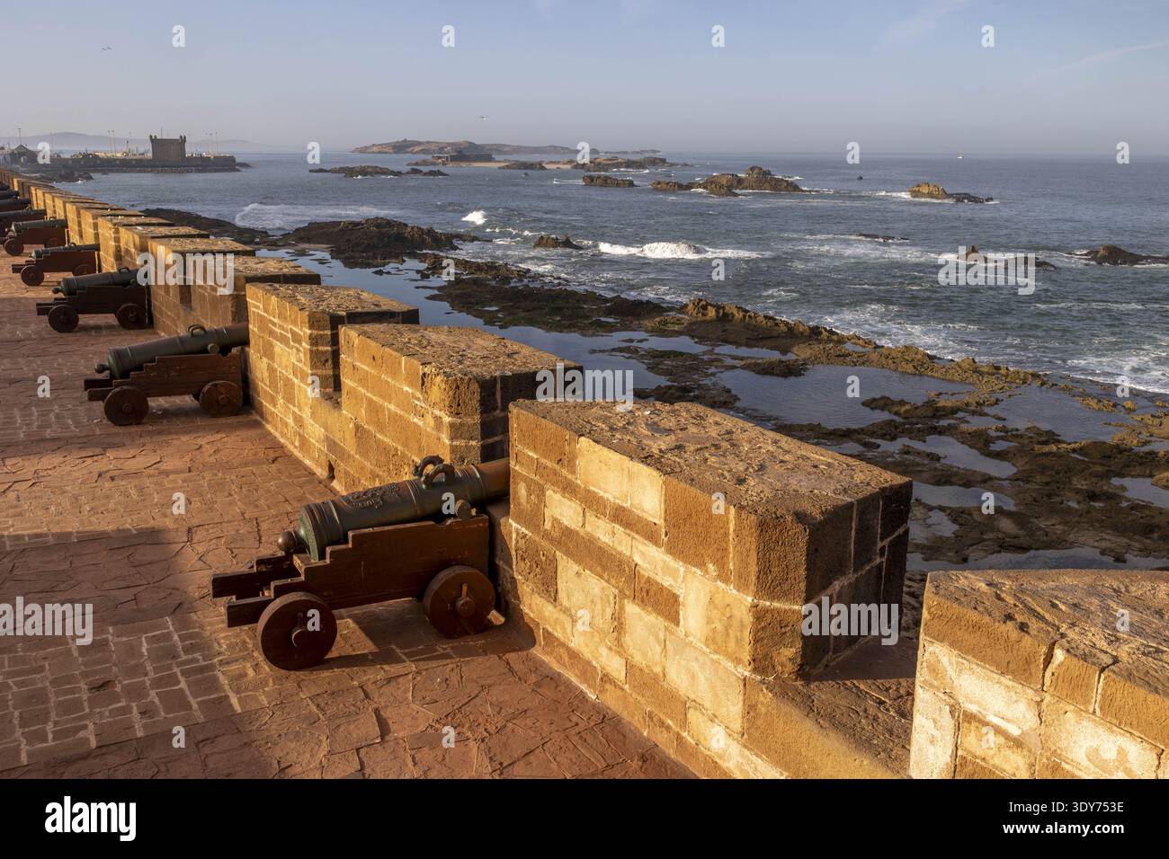 Blick auf Kanonen entlang der Wände der Kasbah sqala mit Blick auf das Meer in Essaouira Marokko bei Tageslicht Stockfoto