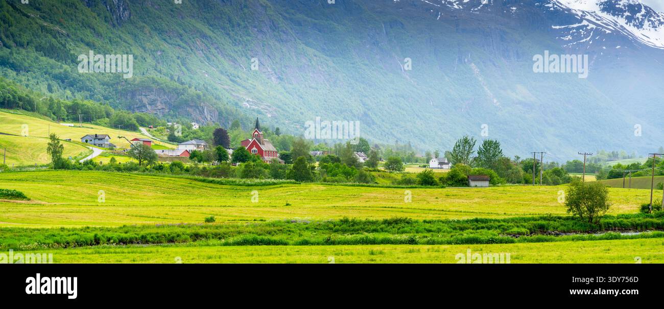 Blick auf die neue Kirche Olden und die umliegenden Berge im Nordfjord im Sommer in Norwegen Stockfoto