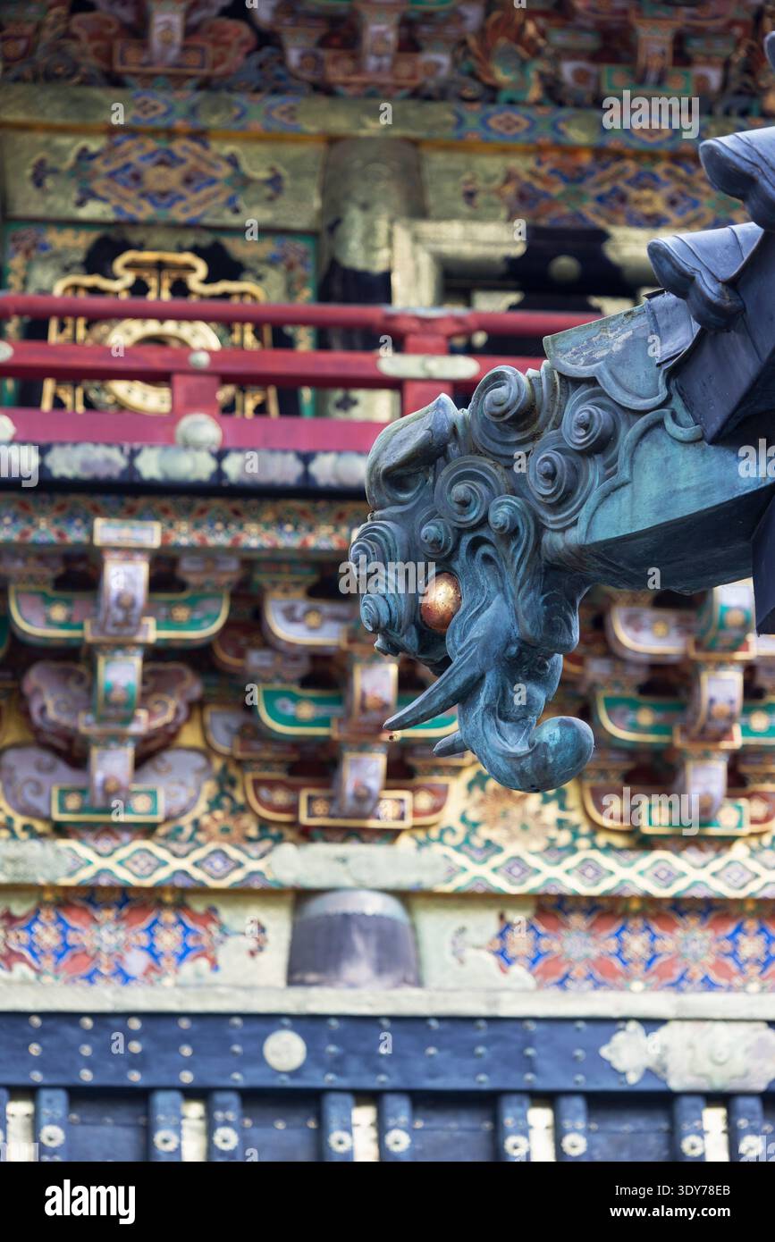 Komplizierte Drachenschnitzereien im Toshogu-Tempel in Nikko, Tochigi, Japan, mit künstlerischer Handwerkskunst Stockfoto